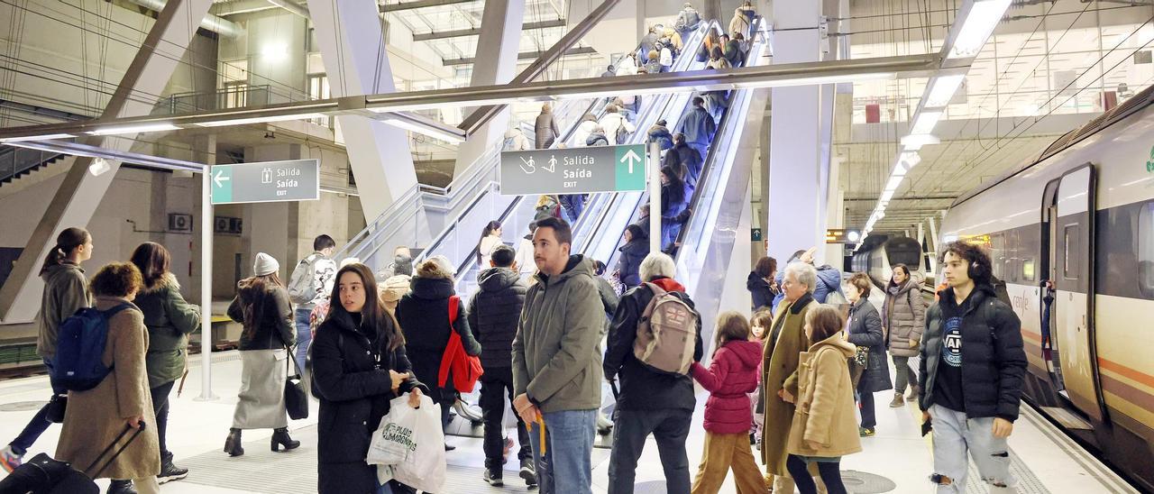 Viajeros de un tren de Media Distancia en la estación de Vigo-Urzáiz