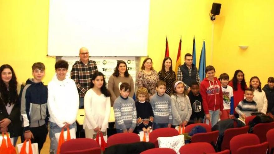 Premiaos del Certame Lliterariu César Feito del añu pasáu, coles autoridaes depués del actu d'entrega.