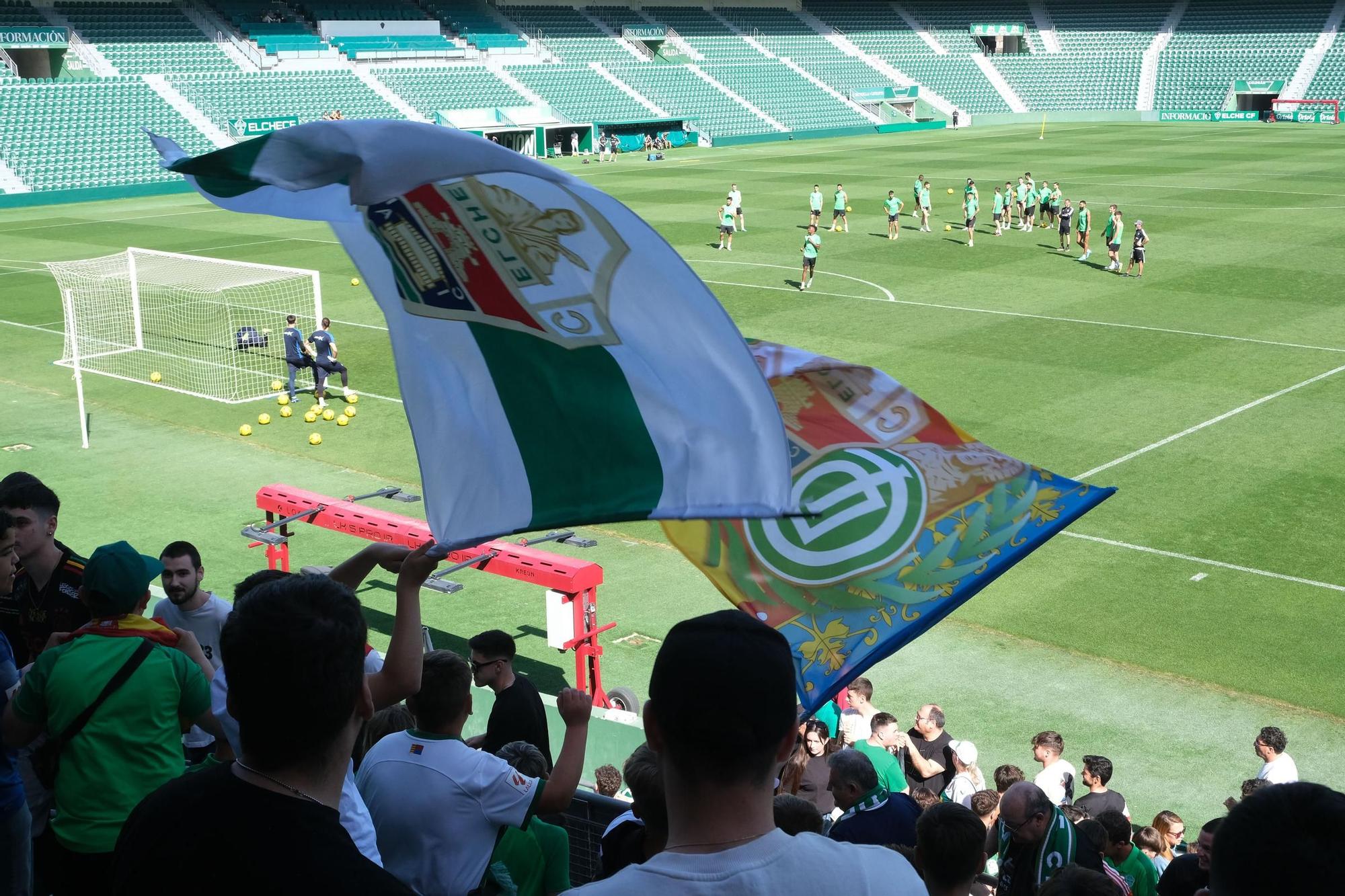 La afición del Elche CF muestra su apoyo al equipo antes del importante partido frente al Zaragoza