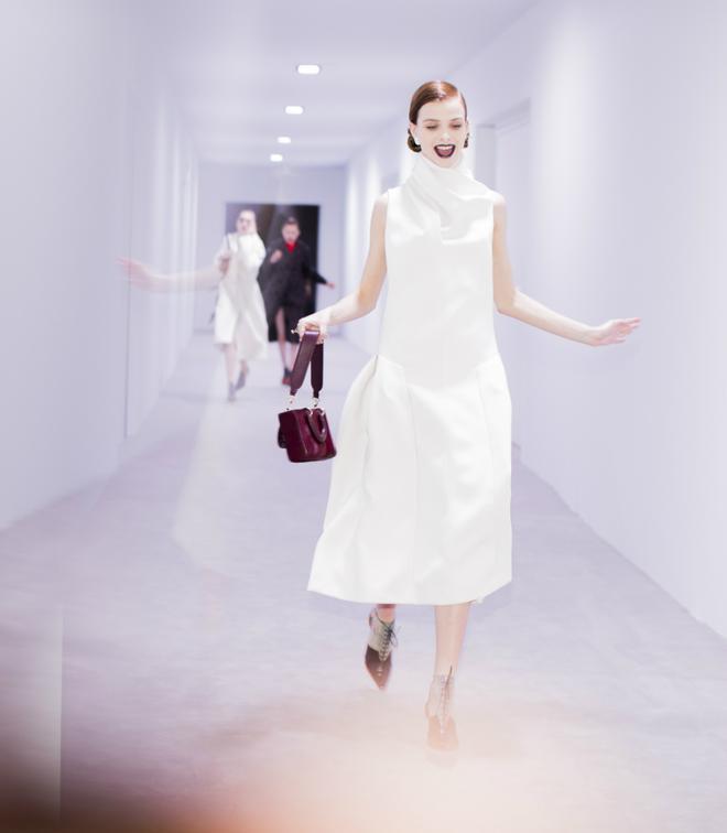 Varias modelos Dior corren por el pasillo previo a la pasarela