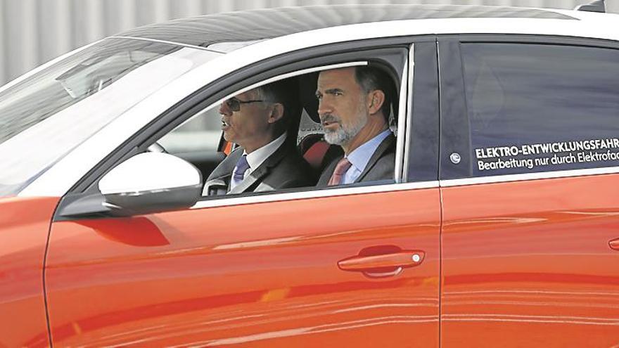 El Rey asiste a la puesta en marcha del nuevo Opel ‘Corsa’