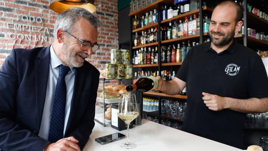 Alfombra burdeos en Avilés: Brad Pitt y Almodóvar brindan en las vinotecas de la ciudad