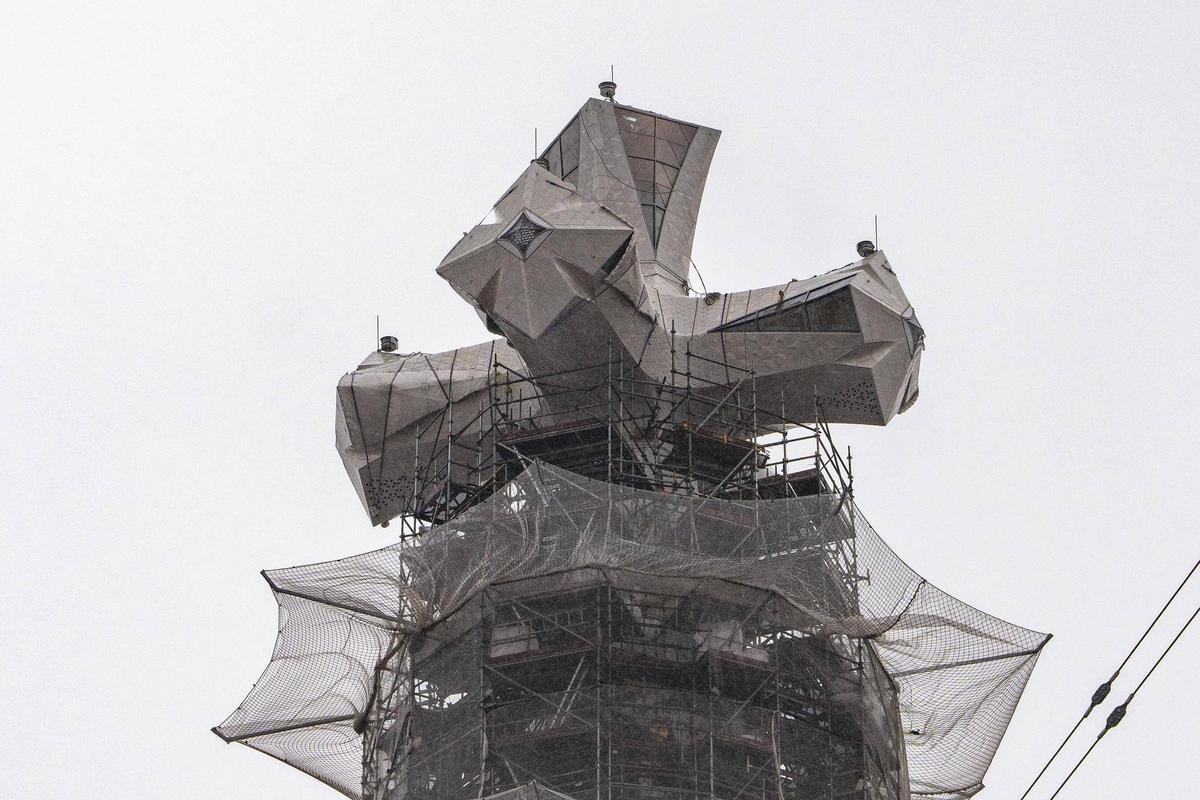 La cruz que corona la Sagrada Família, visible desde toda Barcelona sin andamios
