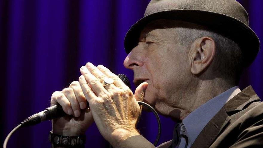 El cantautor Leonard Cohen en una actuación.