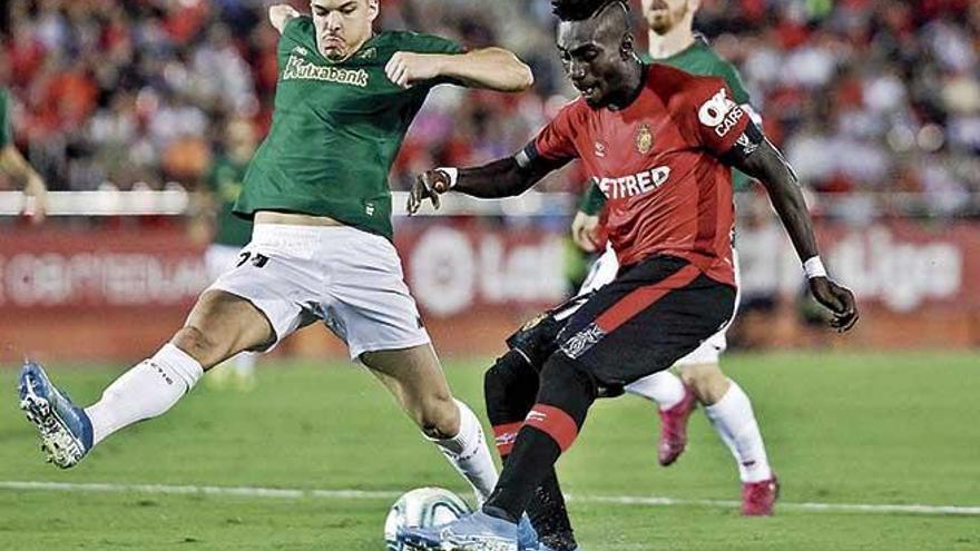 Lago dispara a puerta en el minuto 55, tras el pase de tacÃ³n de Febas, en una de las claras ocasiones del Mallorca ante el Athletic.