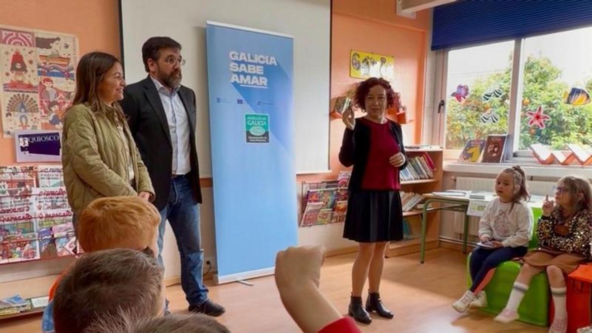 La conselleira, esta mañana, con alumnos de A Paz Tintureira en Coruxo.