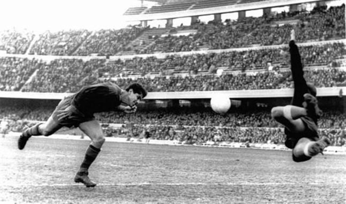 Vergés intenta batreel porter del Las Palmas amb un copde cap el 1965. Vergés intenta batreel porter del Las Palmas amb un copde cap el 1965.