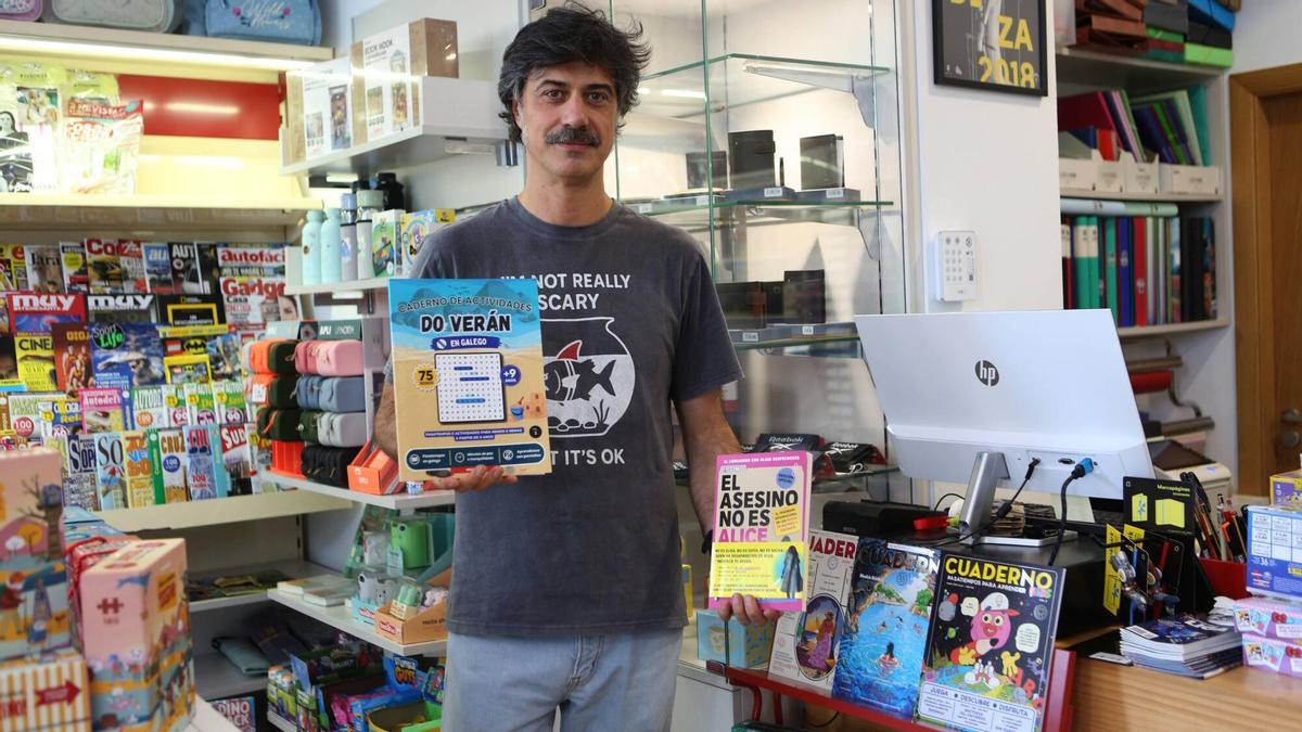 El propietario de la librería Álvarez de Lalín, Ángel Álvarez muestra su oferta de cuadernillos de verano.