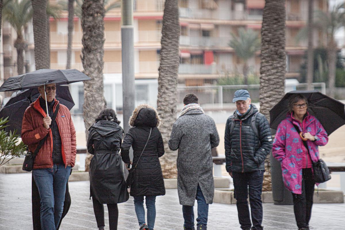 Lluvia y frio en la playa del Cura de Torrevieja