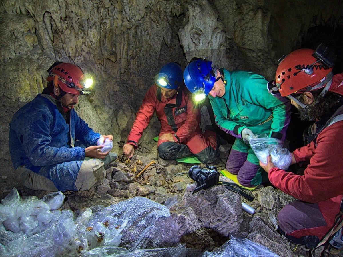 Expertos trabajando en la sima de Cantabria donde se encontró el esqueleto