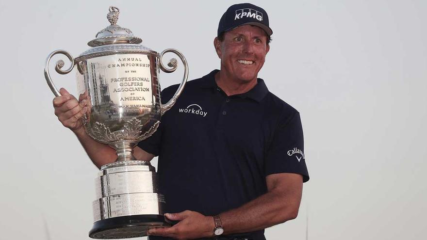 Mickelson, con el trofeo de vencedor de la PGA.