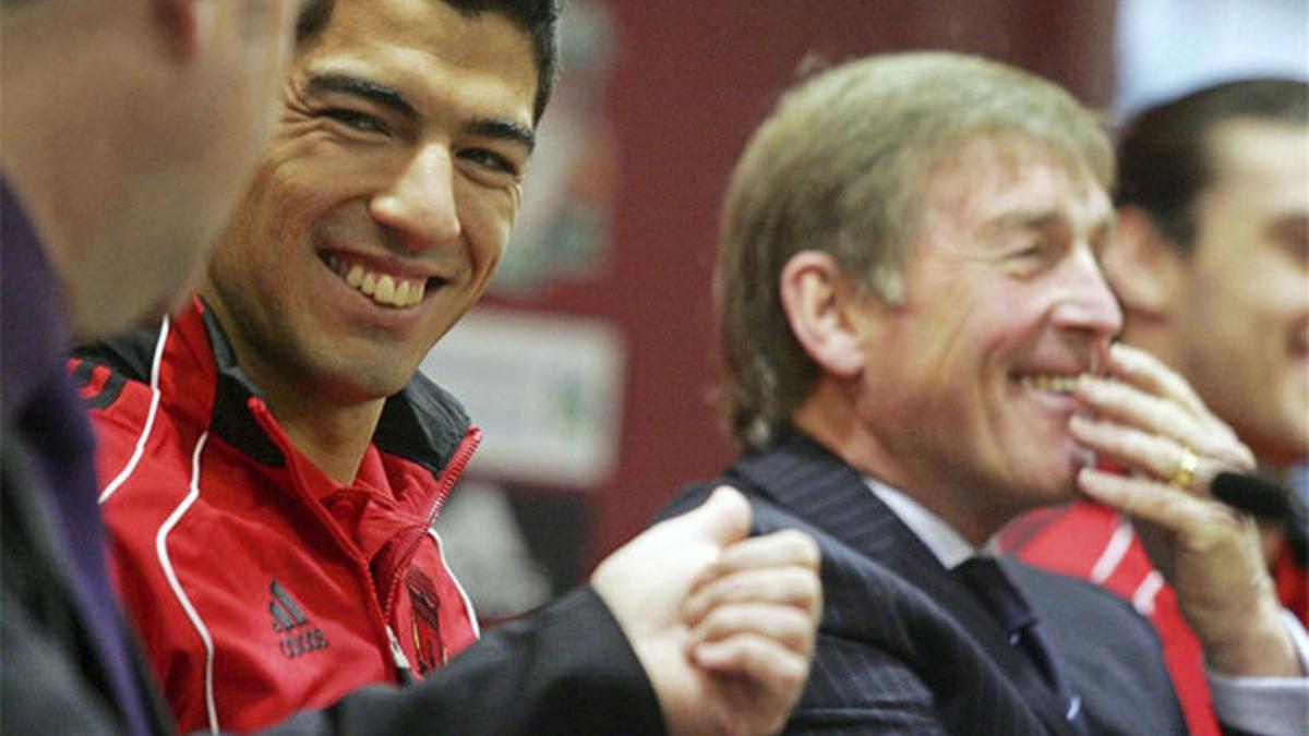 Dalglish y Luis Suárez, en una rueda de prensa de 2011