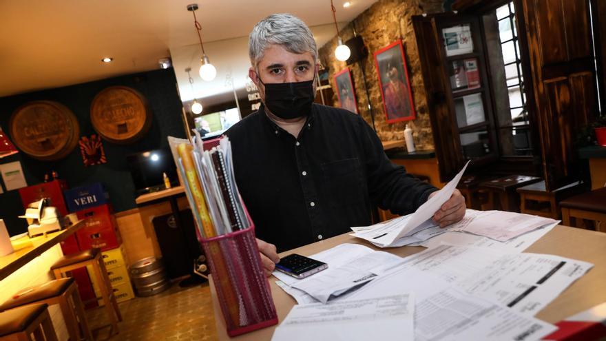 El hostelero Manuel Ojeda revisa sus facturas en el bar El Calecho.