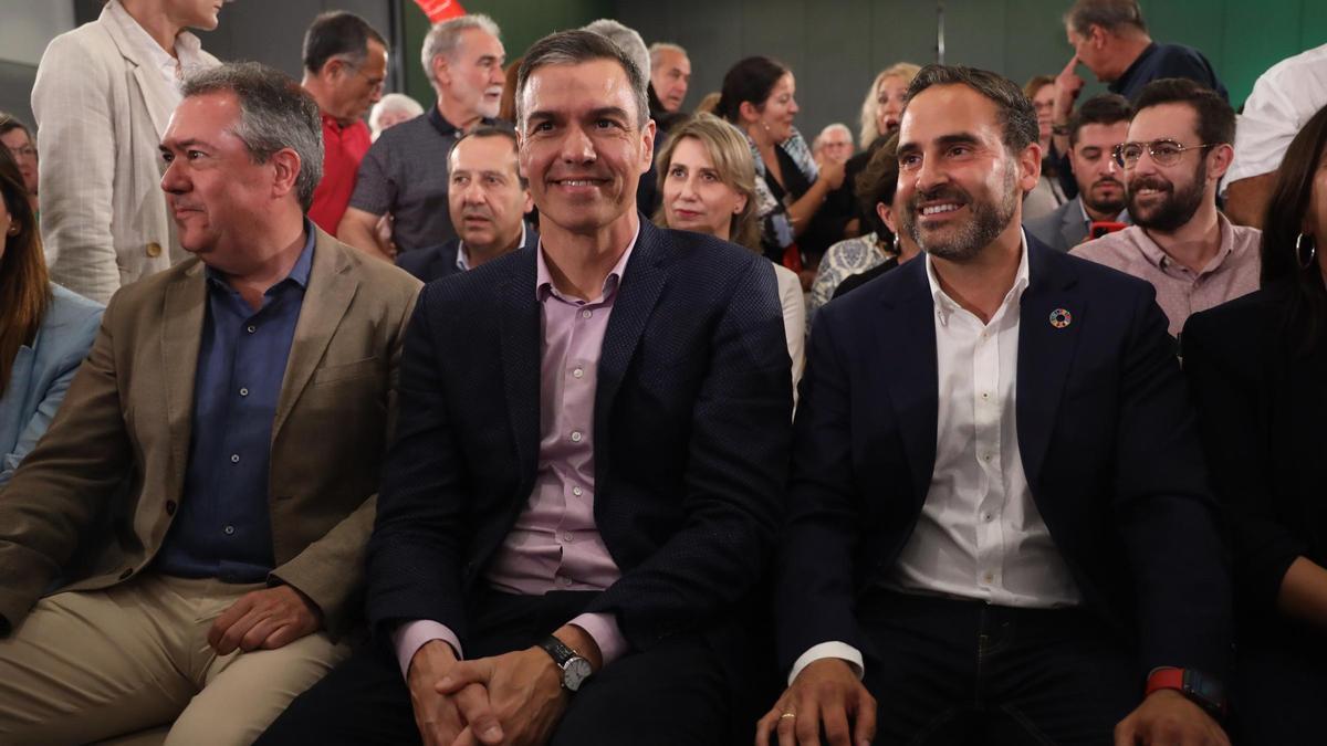 Juan Espadas, Pedro Sánchez y Dani Pérez, en un mitin del PSOE en el hotel NH de Málaga.