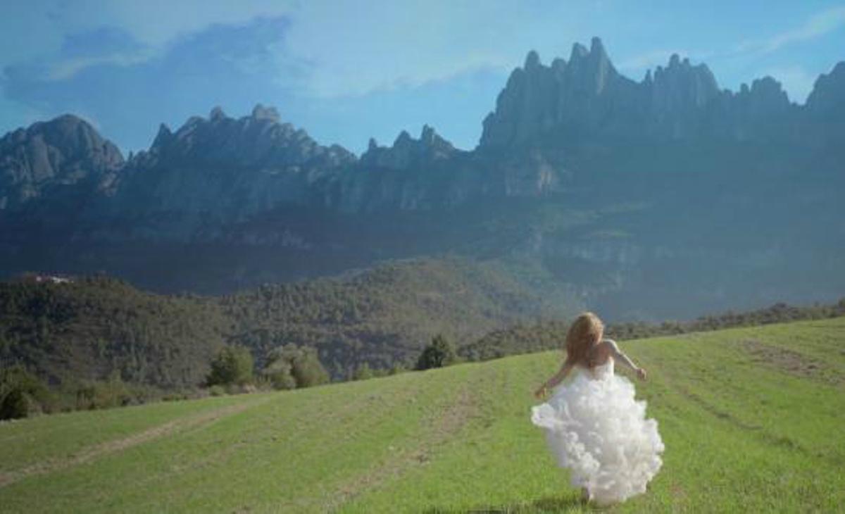 Shakira canta davant de Montserrat en el seu nou videoclip