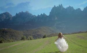 Imatge del videoclip del tema ’Empire’, on es veu Shakira amb la muntanya de Montserrat al fons.
