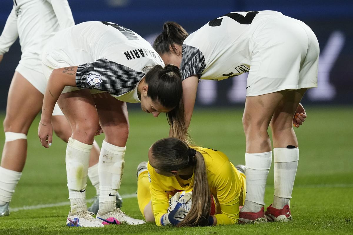 La guardameta del Badalona Femenino Carla Abdón (c) es felicitada por sus compañeras tras parar un balón, durante el encuentro correspondiente a la vuelta de las semifinales de la Copa de la Reina que disputan FC Barcelona y Badalona Femenino este miércoles en el estadio Johan Cruyff, en Barcelona.