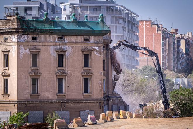 Empieza el derribo de la centenaria estación de mercancías de La Sagrera