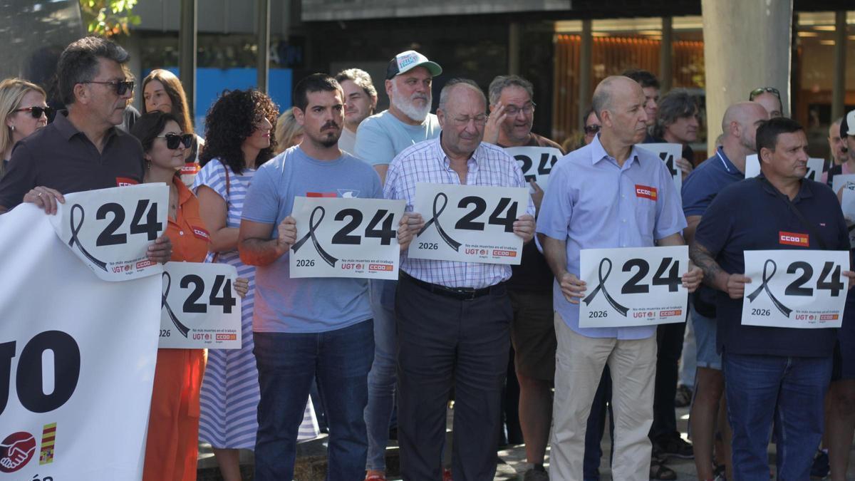 La concentración de protesta celebrada este lunes en Zaragoza por la última muerte en el trabajo.