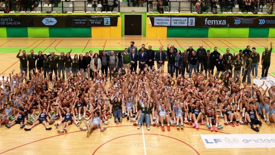 La gran familia del Celta Baloncesto se reúne en Navia.  Fieles a la tradición, los equipos del Celta Baloncesto se reunieron el viernes en el pabellón de Navia para su presentación oficial. Un evento que respira celtismo por los cuatro costados, y en donde todas las jugadoras de club se lo pasan en grande. Además, las gradas del pabellón también registraron una gran entrada. Las jugadoras fueron entrando al parquet de forma individual con sus equipos, y una vez sobre la pista cerraron el evento cantando al unísono el himno «Oliveira do cen años». | JOSÉ LORES