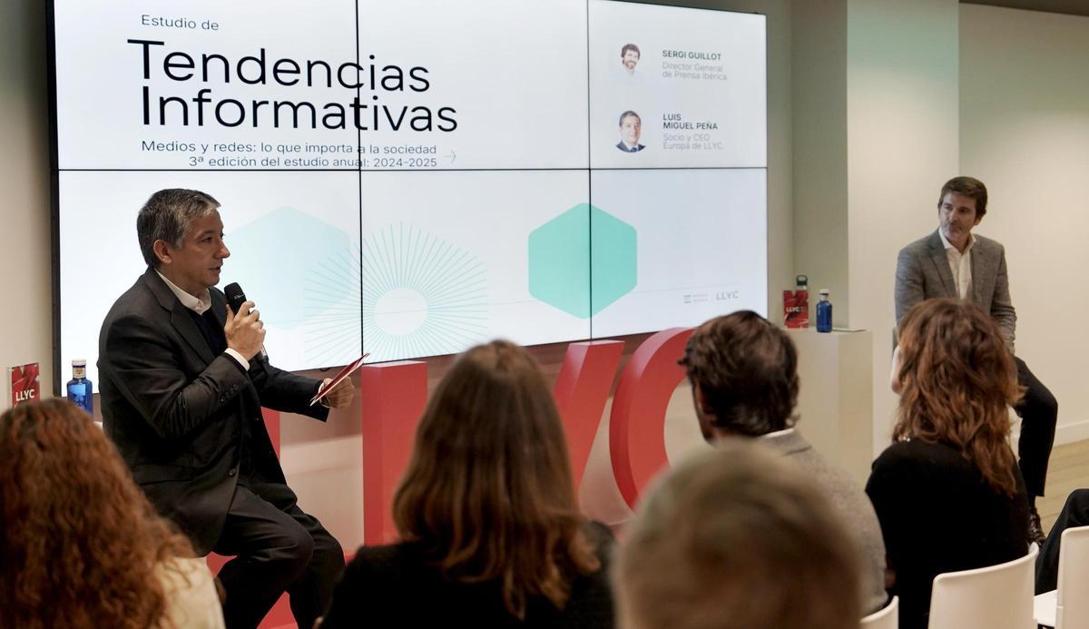 Sergi Guillot, director general de Prensa Ibérica y Luis Miguel Peña, socio y CEO Europa de LLYC. Presentación del Estudio de Tendencias Informativas, elaborado por LLYC y Prensa Ibérica.