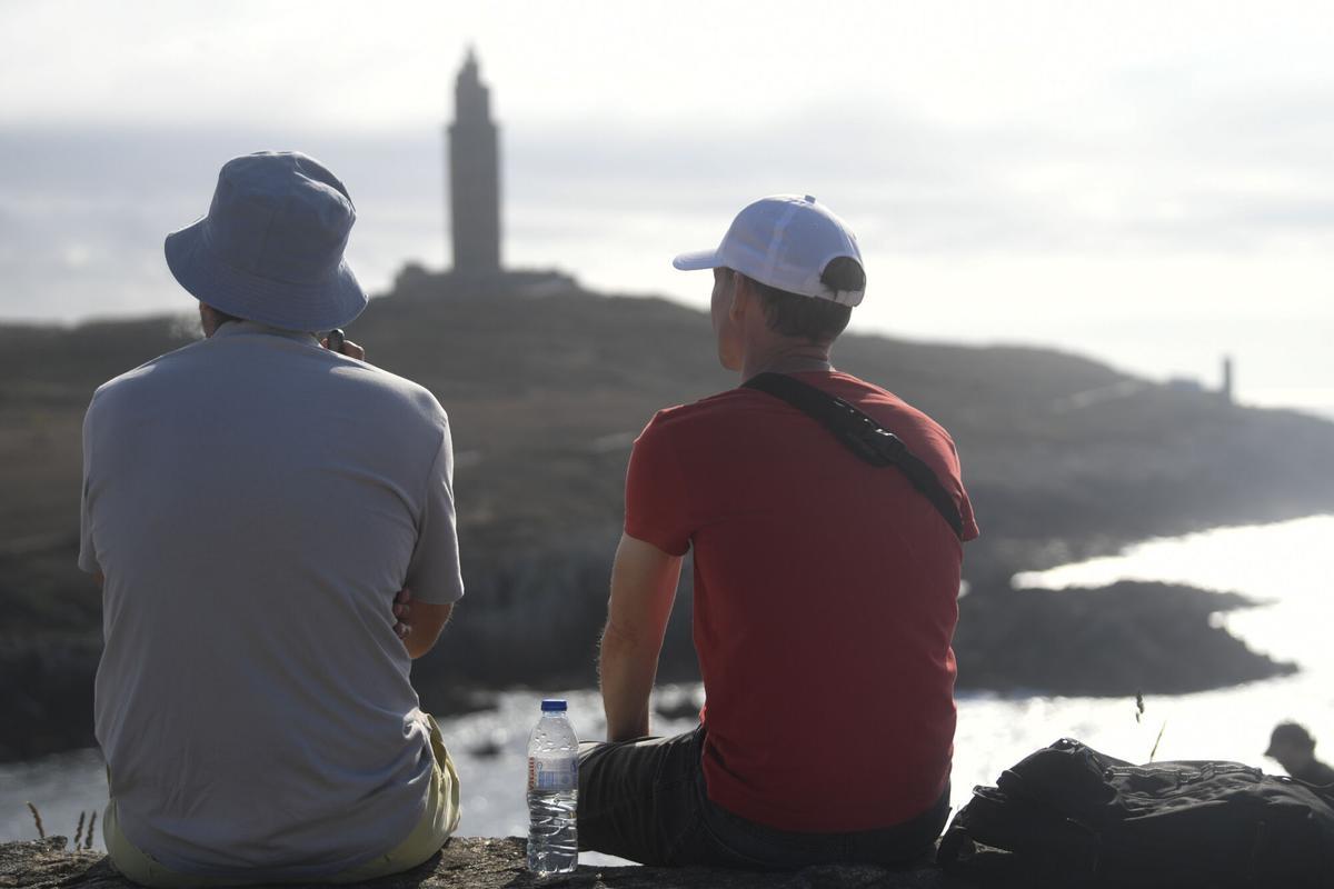 La Torre de Hércules contó con numerosas personas que quisieron ver y captar el eclipse.