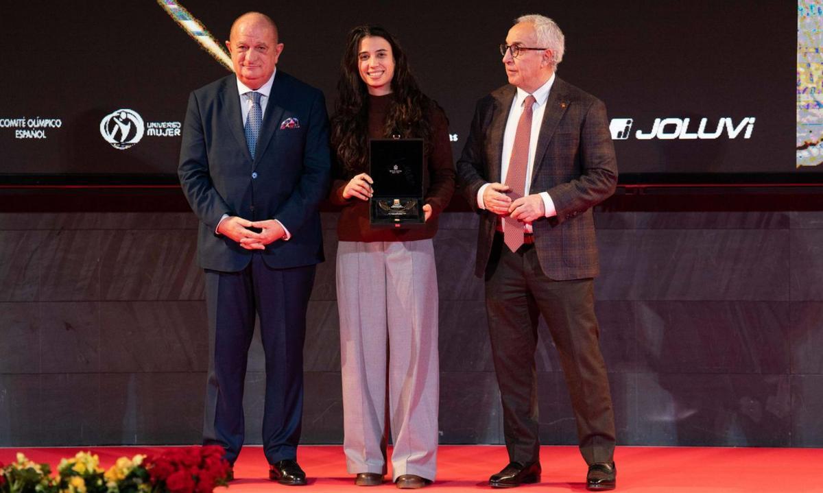 Por la izquierda, Carmelo Paniagua, presidente de la Federación Española de Patinaje, Sara Lolo y Alejandro Blanco, presidente del Comité Olímpico Español.  |