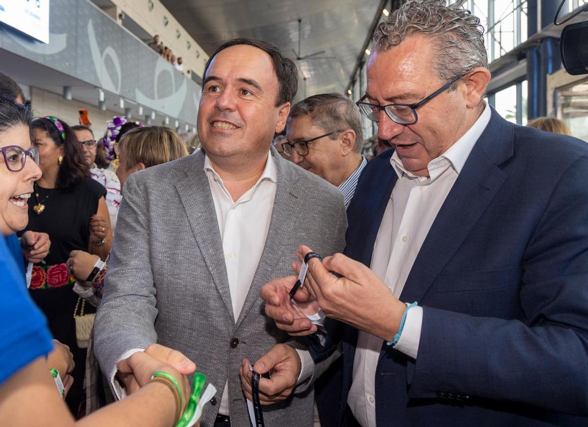 Pérez Llorca junto a Toni Pérez, a su entrada a la Feria Alicante Gastronómica.