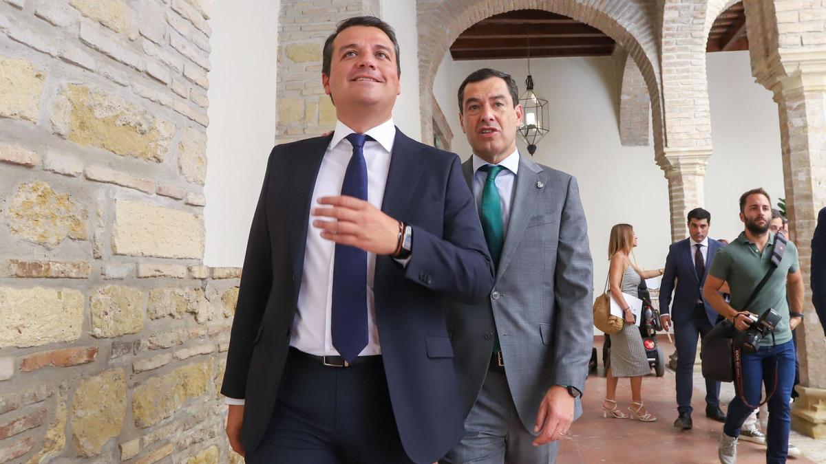 El presidente de la Junta de Andalucia Juanma Moreno, y el presidente de la FAMP, Jose Maria Bellido.