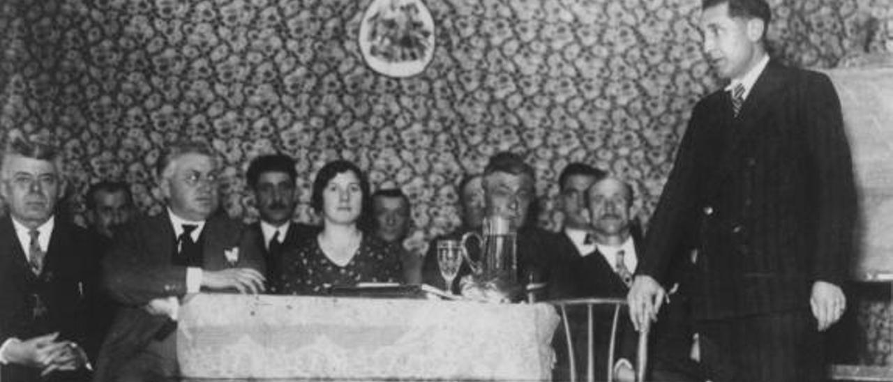 Conferencia do doutor Carlos G. Cabezas, director do Instituto Antituberculoso. Sentados: Rosendo Novo, Pancho Eiroa, Isabel Fraga, Taratola e Lorenzo Corbacho. Ano 1932. // FDV