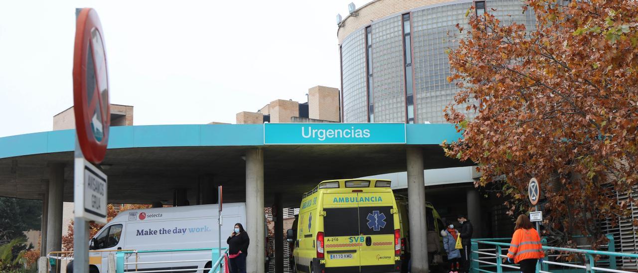 Entrada a las urgencias del hospital Clínico, en Zaragoza.