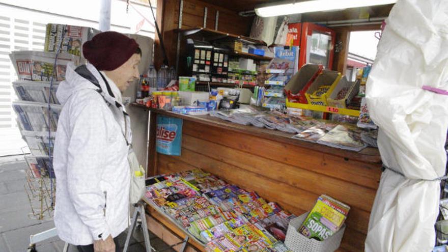 Una mujer, en un kiosco de prensa de Santa Cruz de Tenerife.