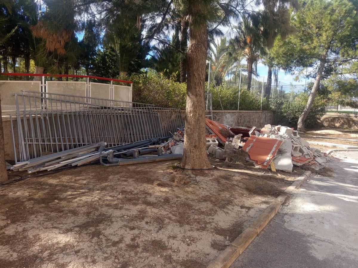 Barandillas y escombros acumulados un mes en el centro de adultos de Tómbola