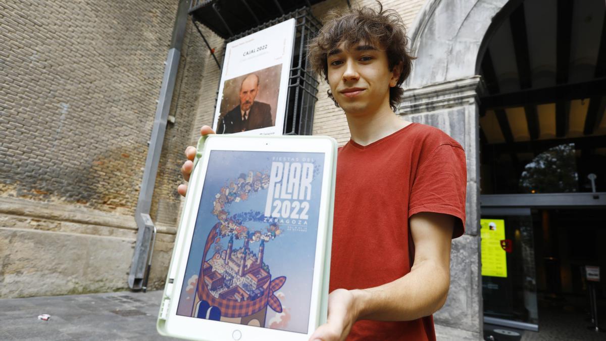 Jorge Ramón Pellejero, este martes con su cartel ganador para las Fiestas del Pilar.