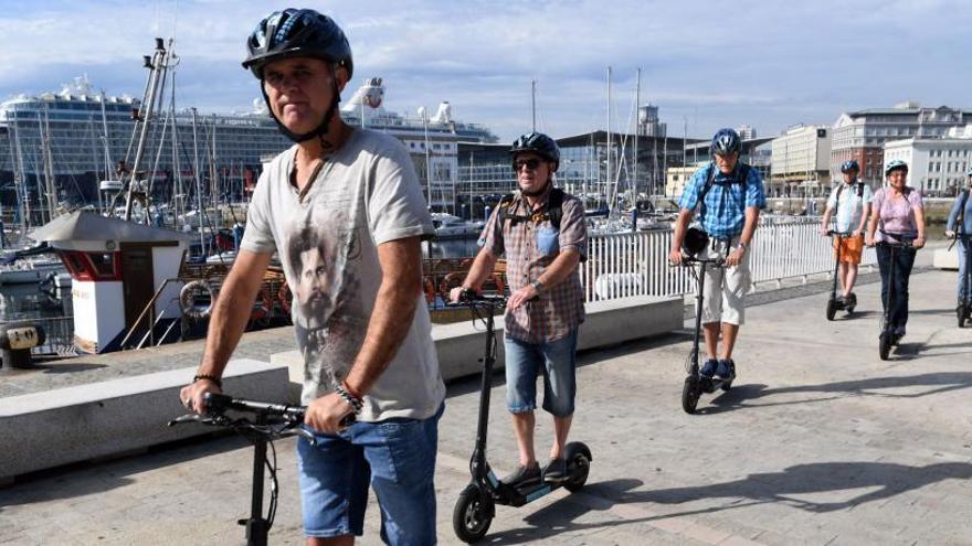 Usuarios de patinete eléctrico, en la Marina.