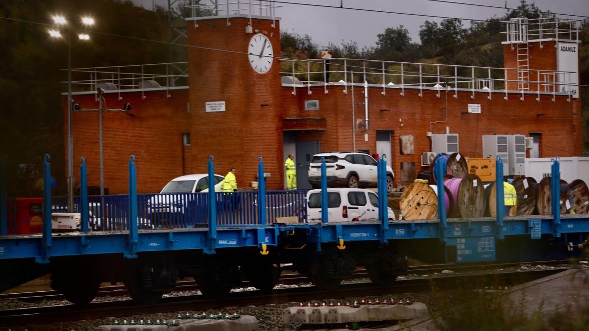 Trabajadores, vehículos y material en la estación técnica de Adamuz, muy cerca de donde se produjo el accidente y del tramo que ya está arreglando por parte de Adif.