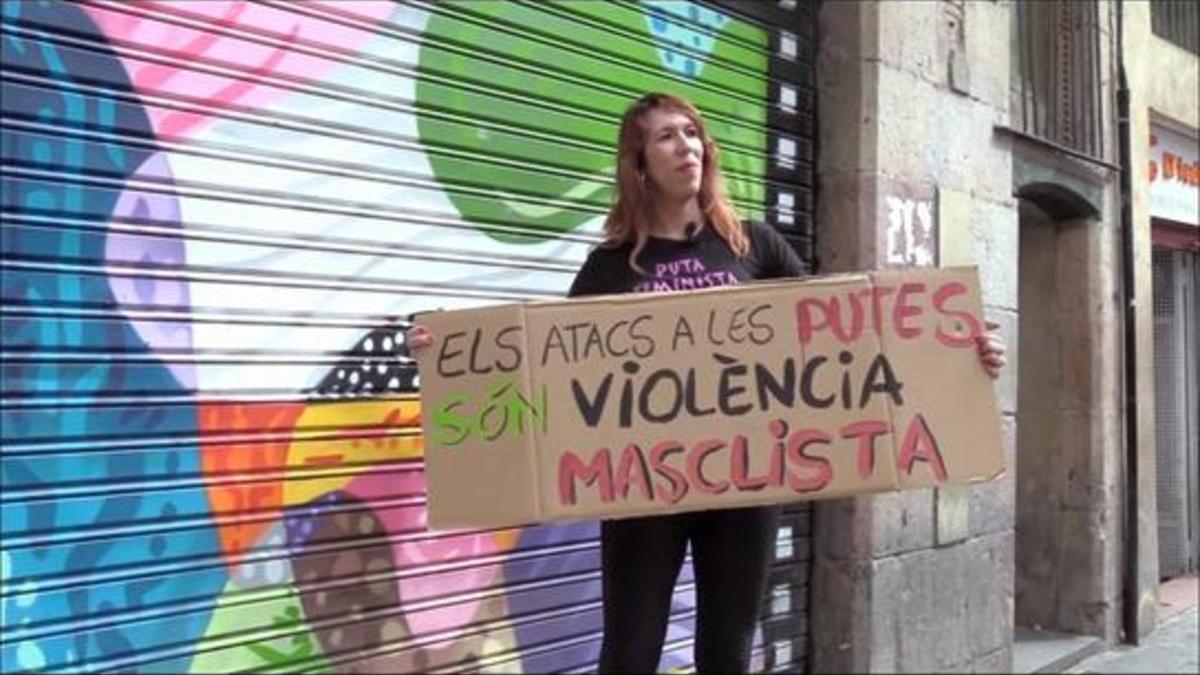 La trabajadora sexual Sabrina Rivera con una pancarta reivindicativa, en una imagen del documental 'Nues'.