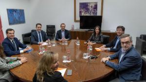 Los equipos negociadores de Partido Popular y Ciudadanos, encabezados por el presidente del PP andaluz, Juanma Moreno (izquierda), y el líder regional de Ciudadanos, Juan Marín (segundo por la derecha).