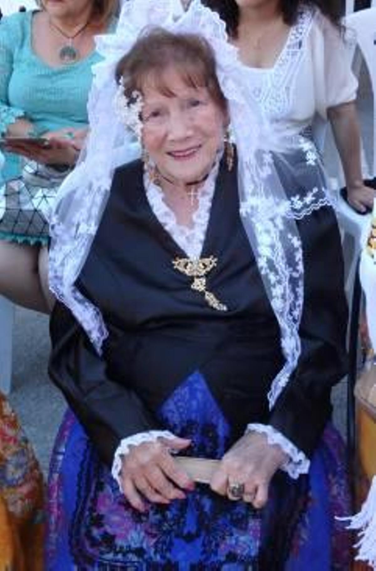 Asunción Gil García con mantilla de alicantina.