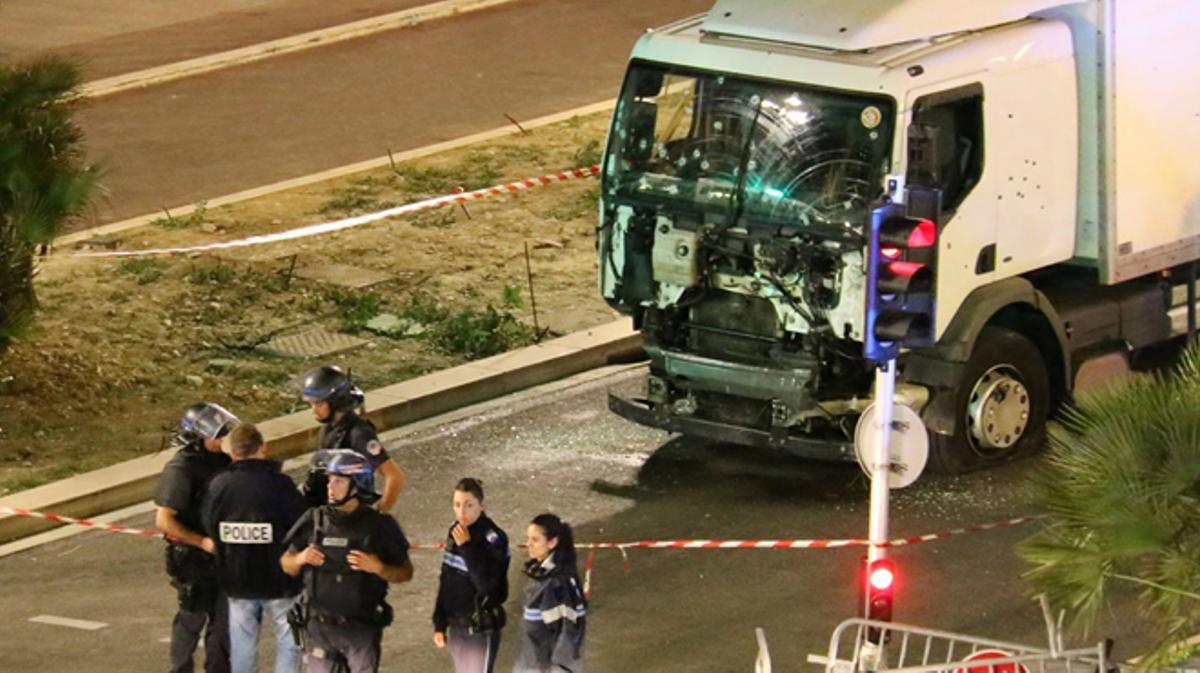 Moment en què un camió atropella centenars de persones a Niça