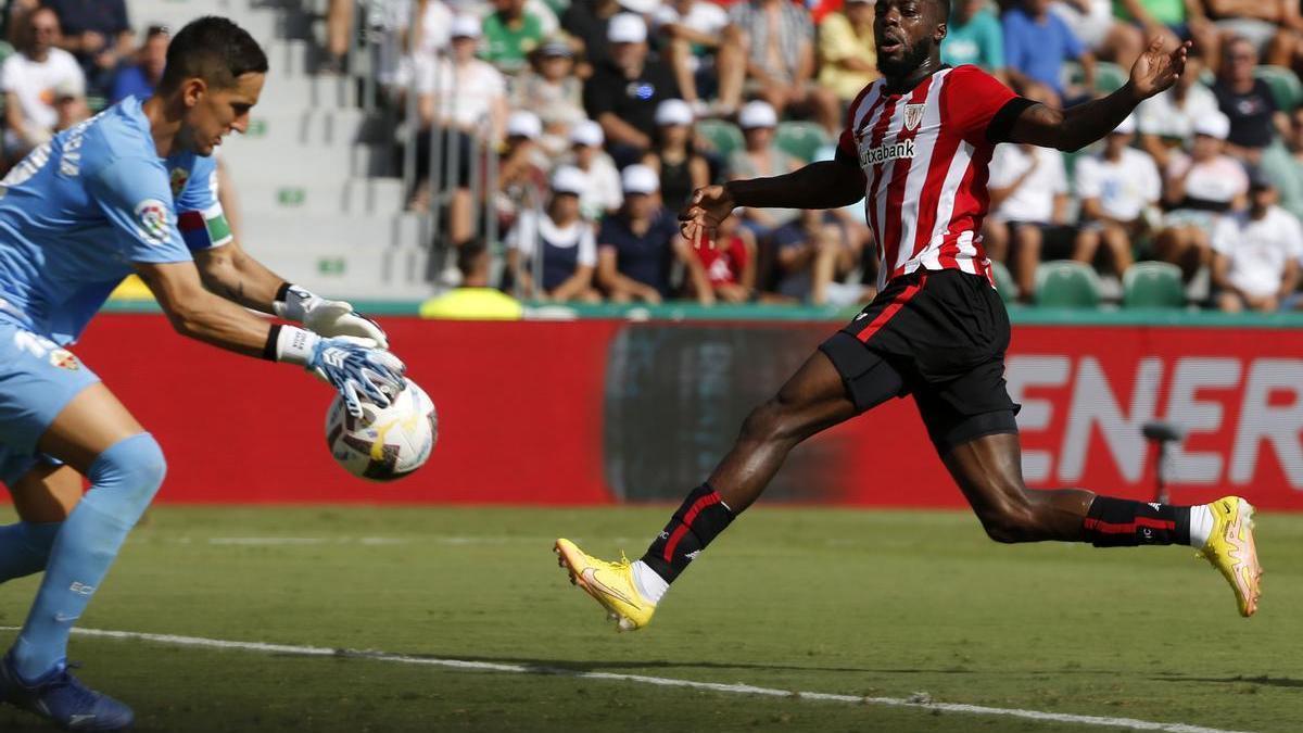 Badía atrapa un balón ante la presencia de Iñaki Williams