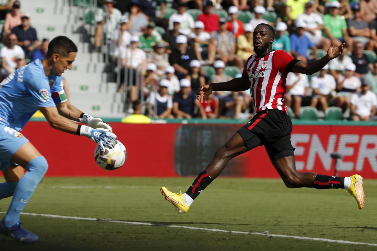 Badía atrapa un balón ante la presencia de Iñaki Williams