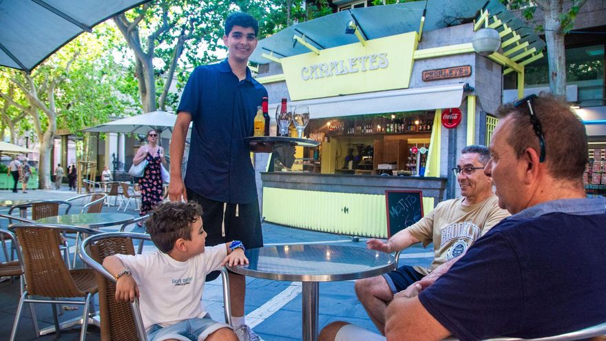 Boulehoual servint uns refrescs al quiosc de Canaletes