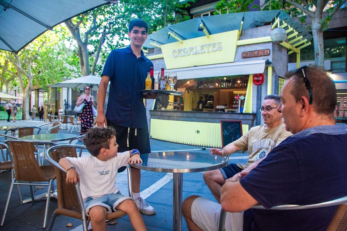 MANRESA . IMAD BOULEHOUAL . OBERTURA QUIOSC CANALETES AMB EL SEU NOU REGENT