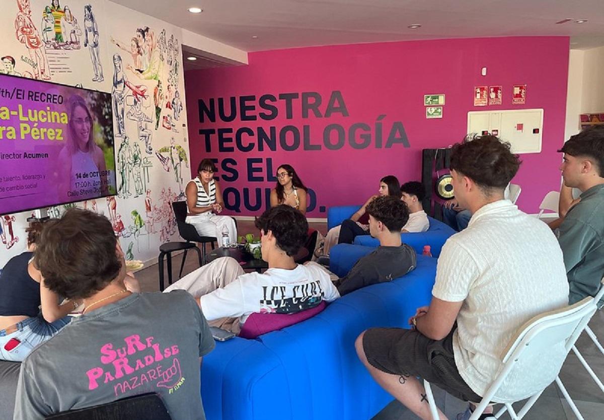 Una sesión del grado LEINN en el Team Labs del Parque Tecnológico de Andalucía (PTA).