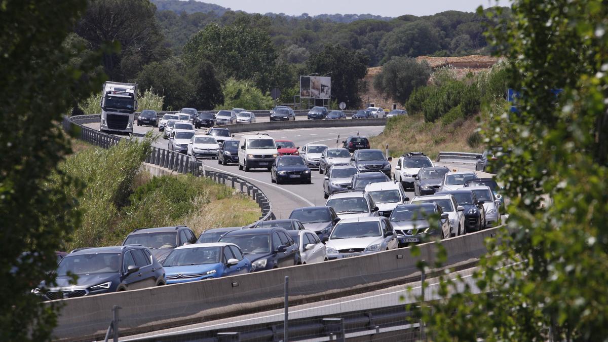 Trànsit de vehicles en una carretera gironina