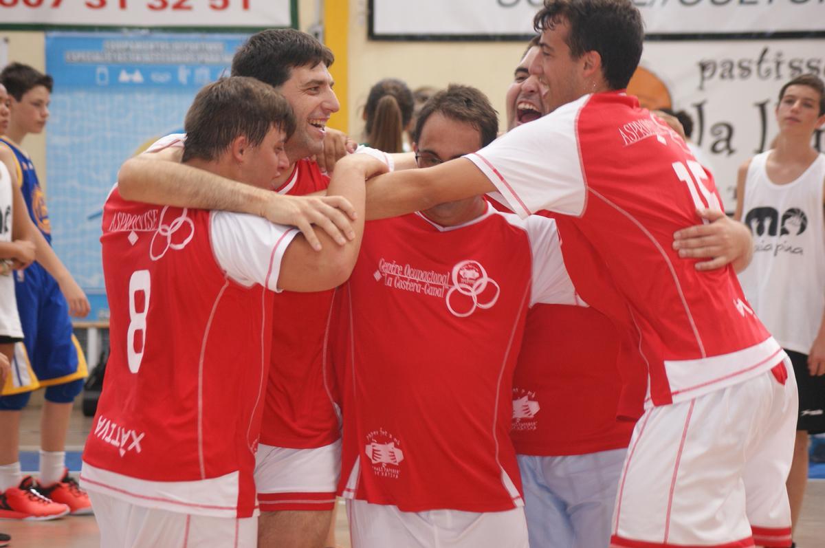 Jugadores del equipo de baloncesto de Aspromivise en un partido.