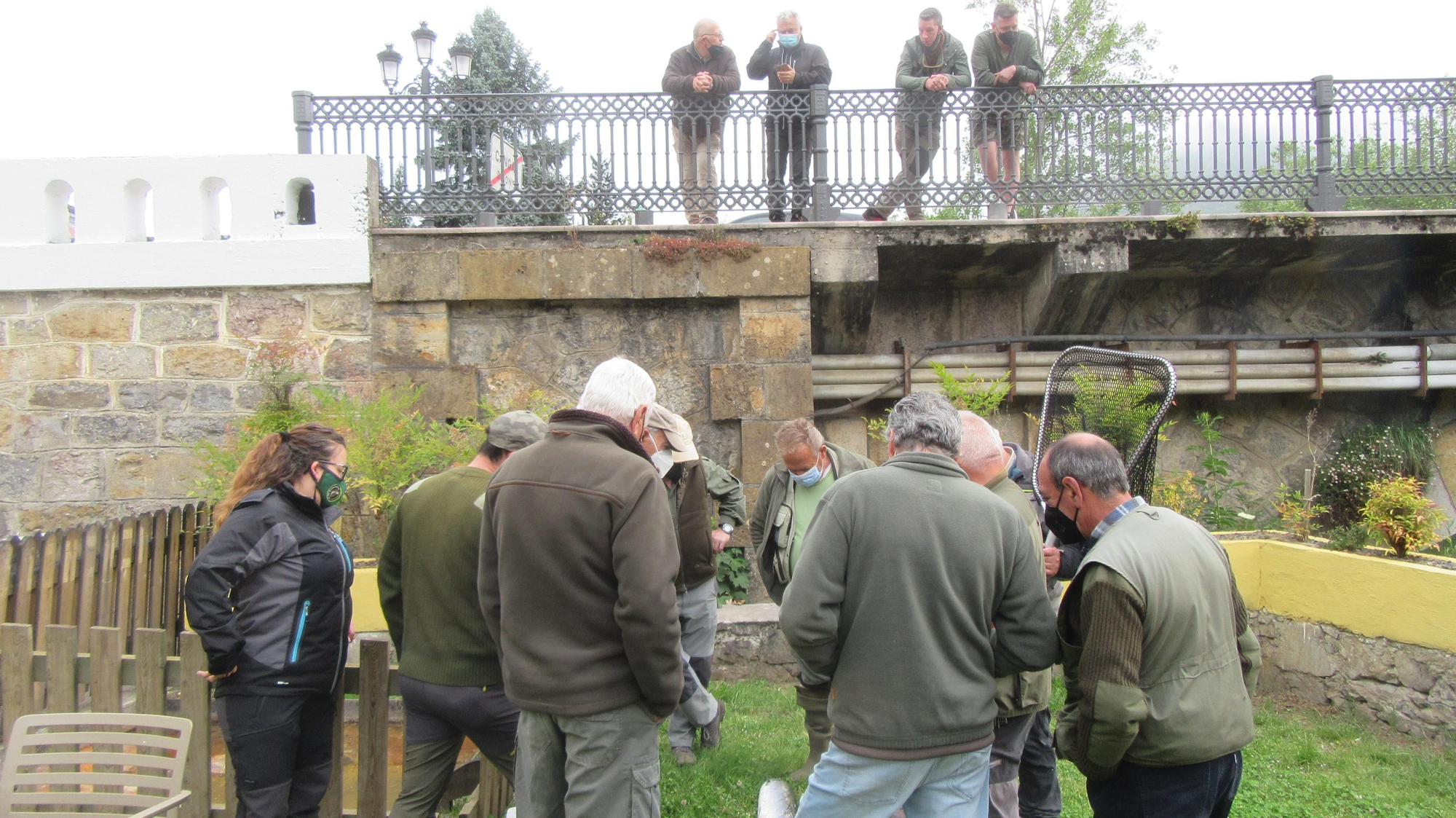 Expectación entre los pescadores que estaban en Cangas de Onís.