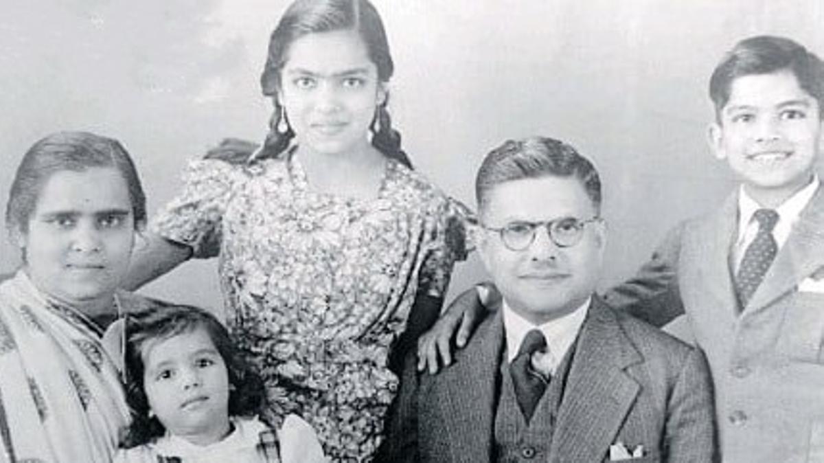 Ela Gandhi, junto a sus padres, Manilal Gandhi y Sushila, y hermanos, Sita y Arun.