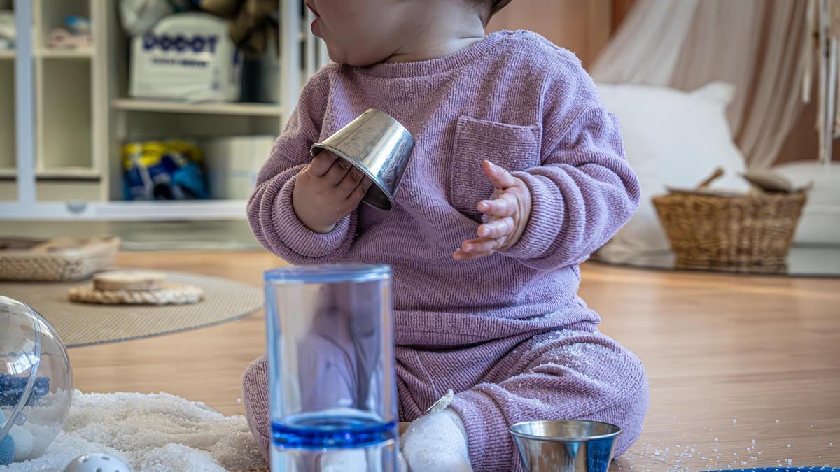 Una niña juega en un aula de Infantil.